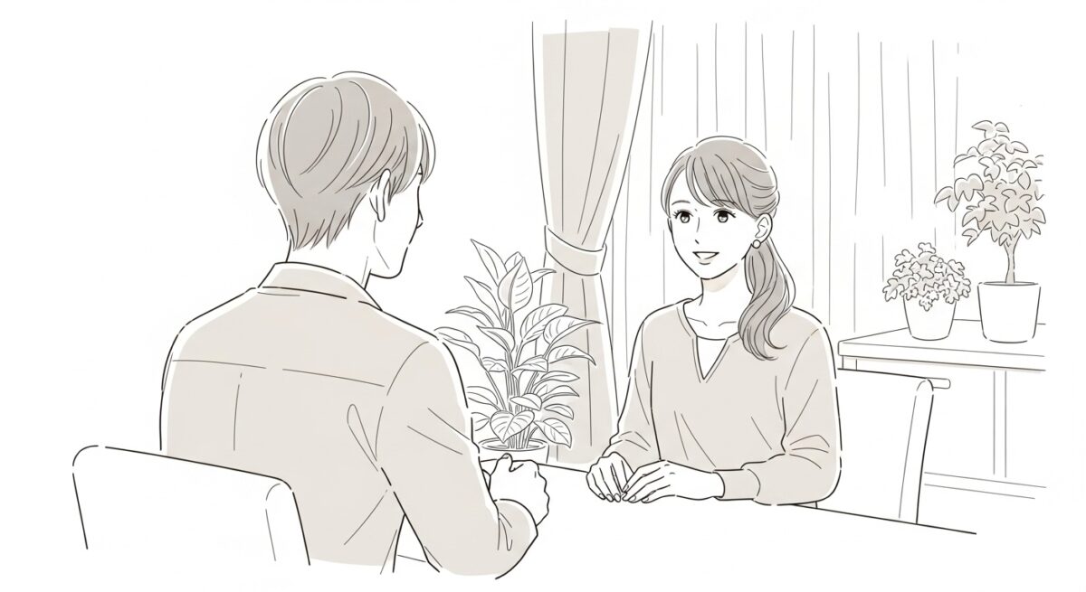 落ち着いた表情で彼と向き合う日本人女性が、復縁後の前向きな関係構築に取り組む様子